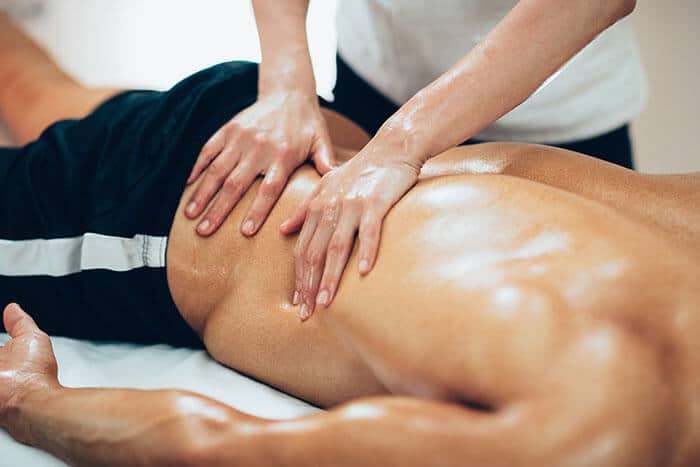 Friskvårdsmassage, man som ligger på en massagebänk och får massage