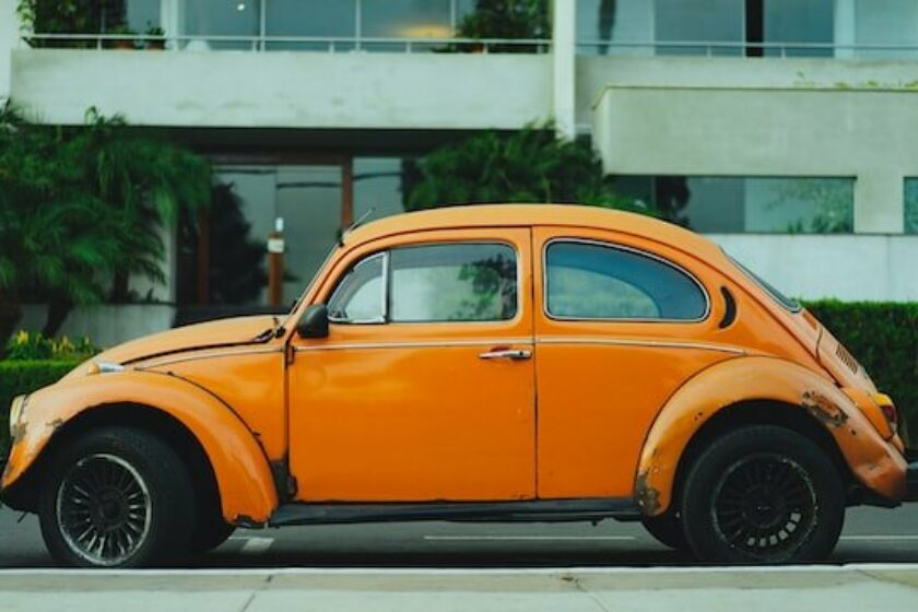 Orange bil på gatan